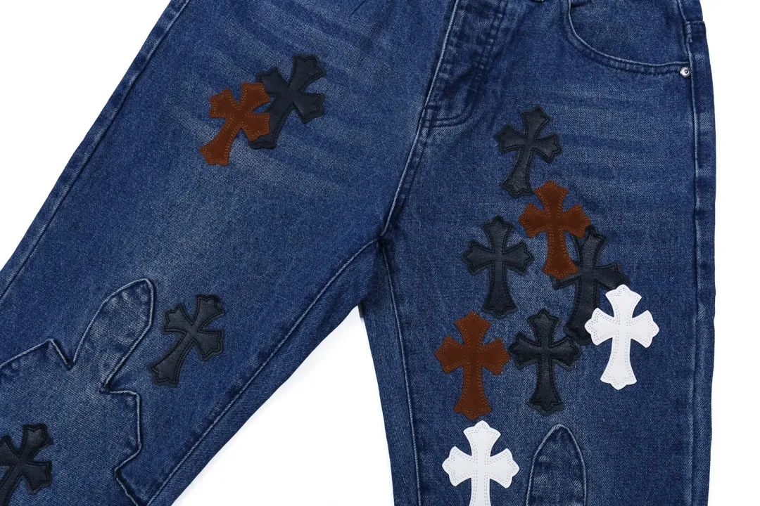P280 Style number: D341 ChromeHearts Chrome washed blue contrasting leather patch straight pants ceiling-level jeans, a pair is hard to find at the counter‼ ️About Zangyin✅This is an extremely luxurious fashion brand that can also be called the aristocracy of the high street. It has always been an exclusive brand for some hipsters or rich second generations. The color of this model is already very eye-catching by using a unique washed material. It is decorated with pink patch cross flowers, which cleverly highlights the charm of the brand. Secondly, this model adopts a classic high-waist cut design, which highlights the long legs and fashionable temperament of the upper body. The brand is highly recognizable and the slim-fitting configuration is more suitable for daily wear. The personality will be fashionable and the specifications can be seen at a glance. Materials and technology ✅ Needless to say, this point goes without saying. As an excellent craftsman brand, Zangyin's requirements for details and craftsmanship are really perfect. The washed color of this model has gone through a lot of processes, not to mention the embellishment of the denim appliqués. It is also purely handmade and sewn. Just like what they believe in, only handmade things have soul and have the meaning of wearing. A top-notch heavy-duty fashionable denim item, recommended by both hands‼ ️ Size: 28, 30, 32, 34, 36 (S-XXL) Color: black Size reference: Pants length 100 102 104 106 106 Waist 72 76 80 84 88 Recommended weight S (about 110 pounds) M (about 140 pounds) L (about 140 pounds) XL (about 165) XXL (about 185)